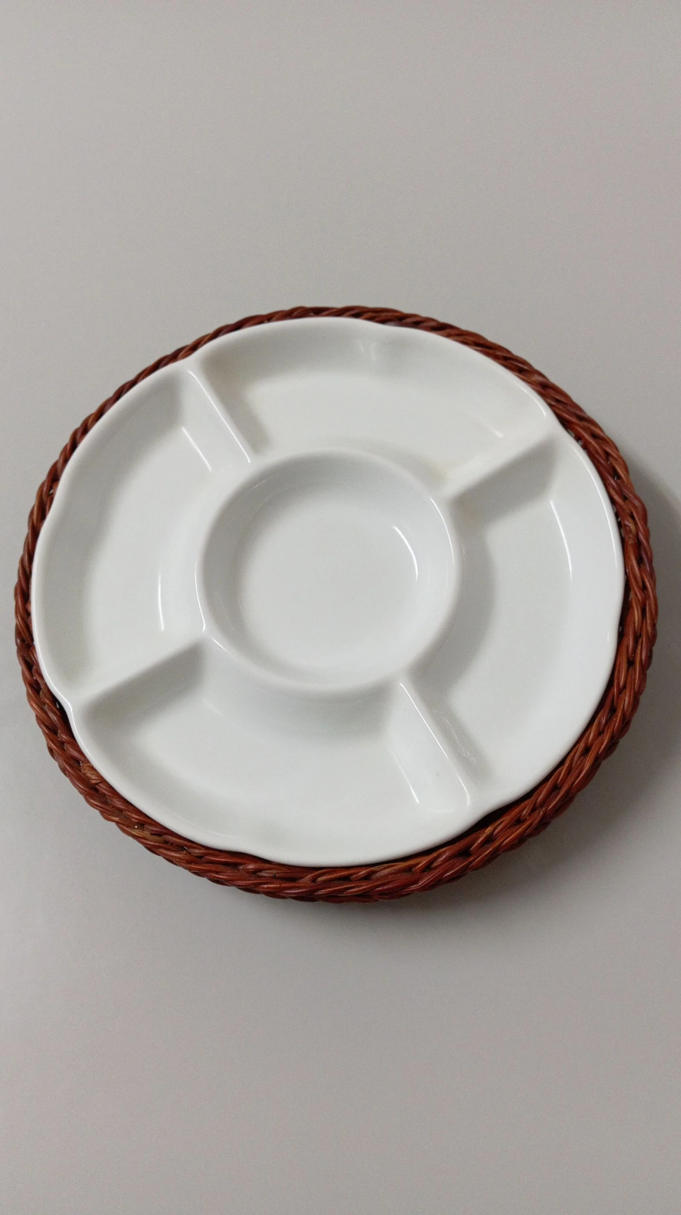 Entremesera cerâmica e vime. 23 cm de diâmetro. – photo 5